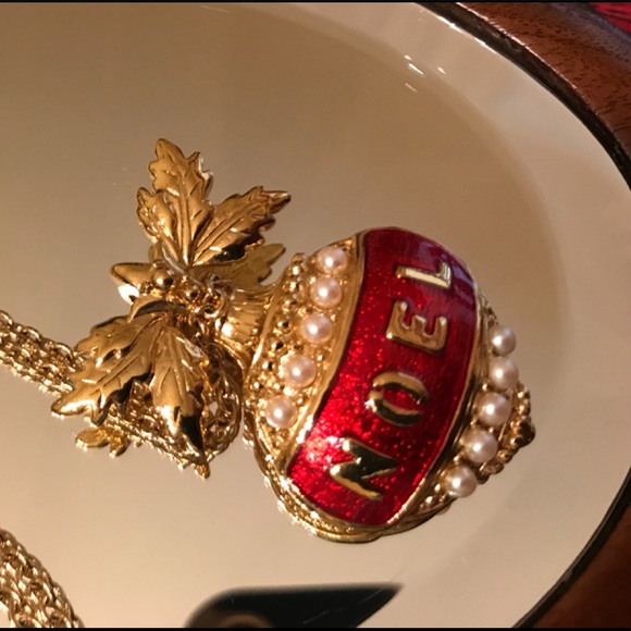 -🎄NOEL NECKLACE BY AVON - Picture 2 of 3